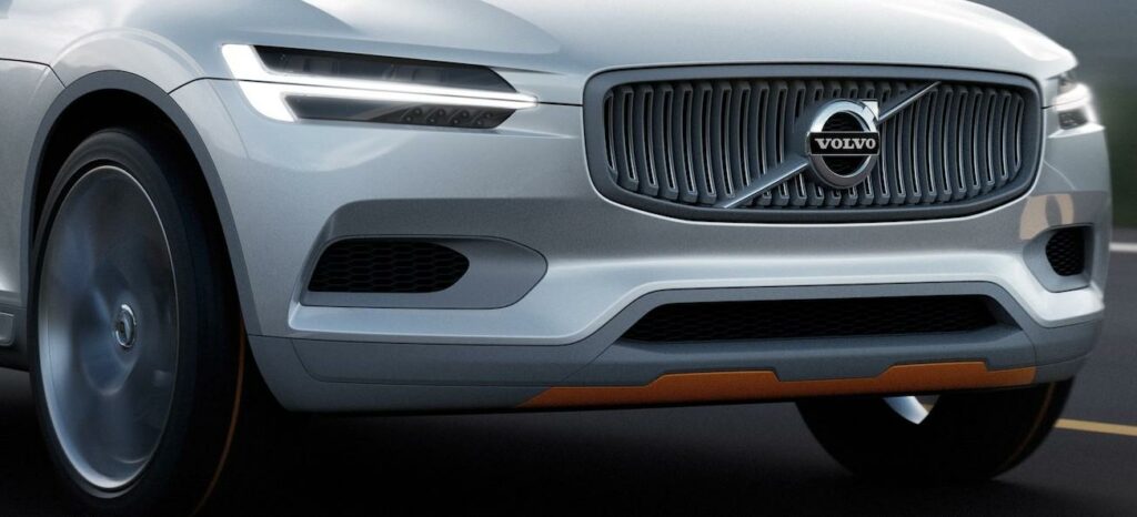 Volvo XC90-koncept-SUV kör på en väg. (AI text)