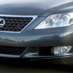 En grå bil kör nerför en landsväg. (AI text)