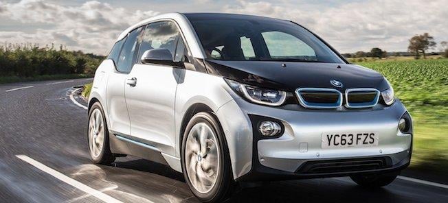 BMW I3-elbil kör längs en landsväg. (AI text)