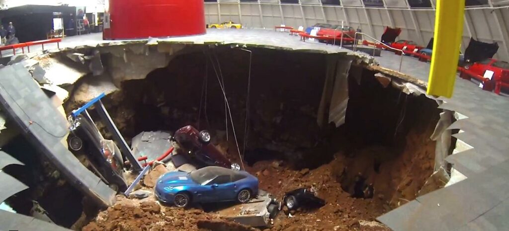 En bil står parkerad i en parkeringsplats. (AI text)