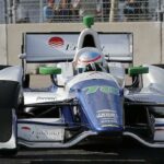 En racingbil kör nerför banan. (AI text)