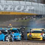 en grupp bilar på en racerbana (AI text)