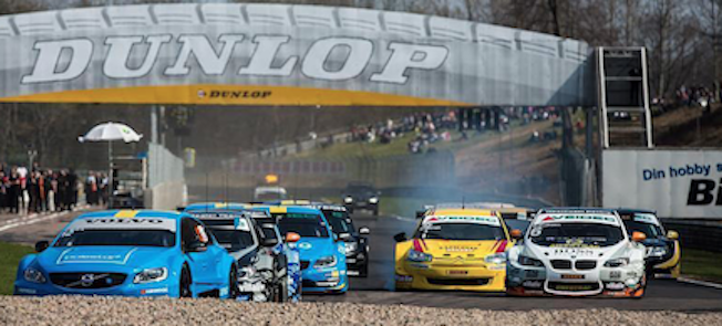 en grupp bilar på en racerbana (AI text)