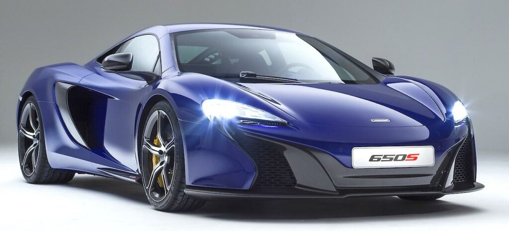 En blå McLaren-sportsbil i en studio. (AI text)