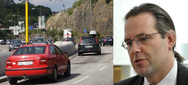 En man i kostym och slips kör en bil på en motorväg. (AI text)