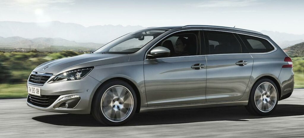 Peugeot 208 kör längs vägen. (AI text)