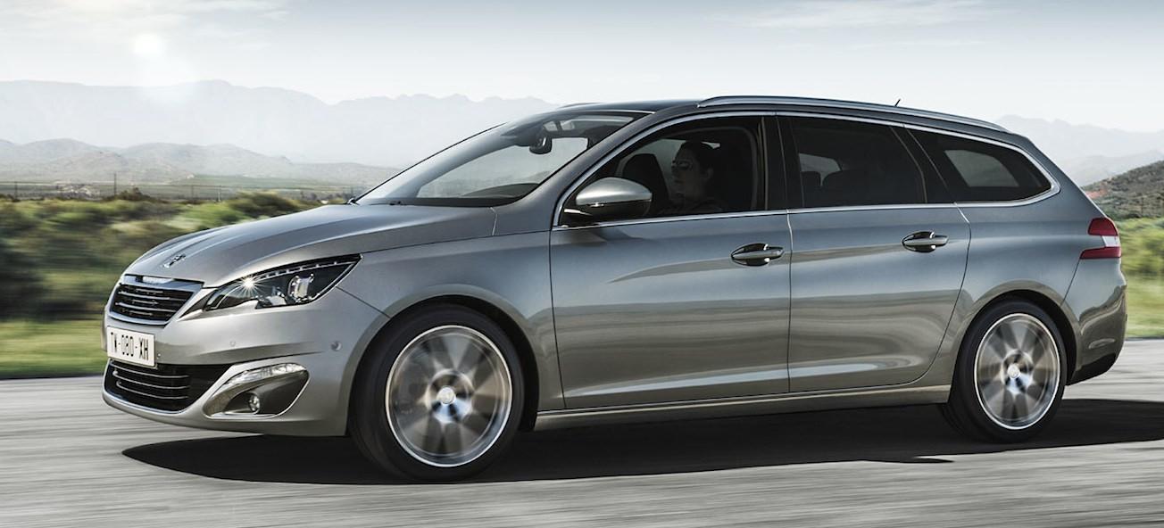 Peugeot 208 kör längs vägen. (AI text)