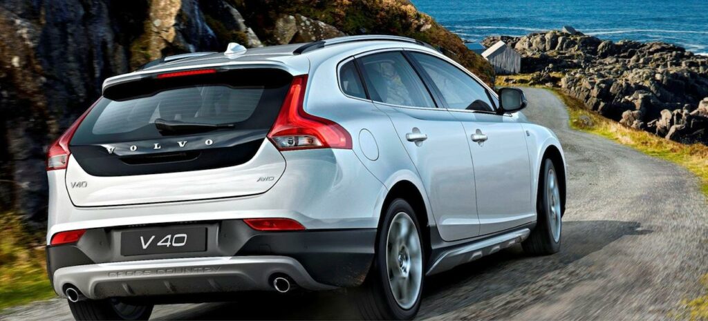 En Volvo V40 kör nedför en väg nära havet. (AI text)