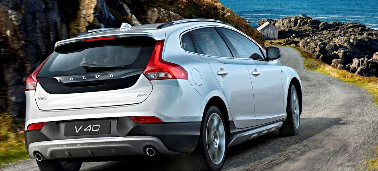 En Volvo V40 kör nedför en väg nära havet. (AI text)