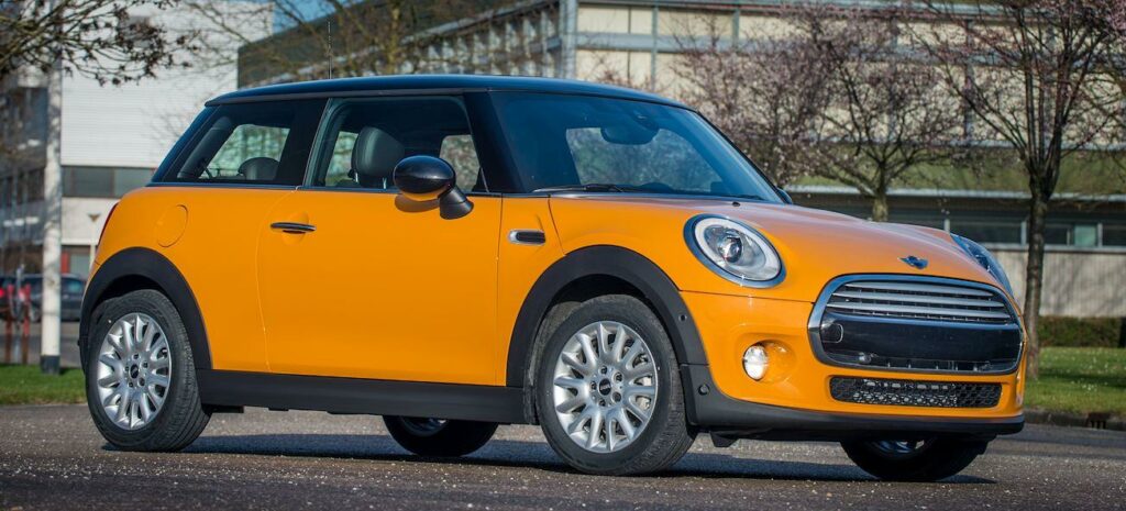 En Mini Cooper S parkerad på en gata. (AI text)