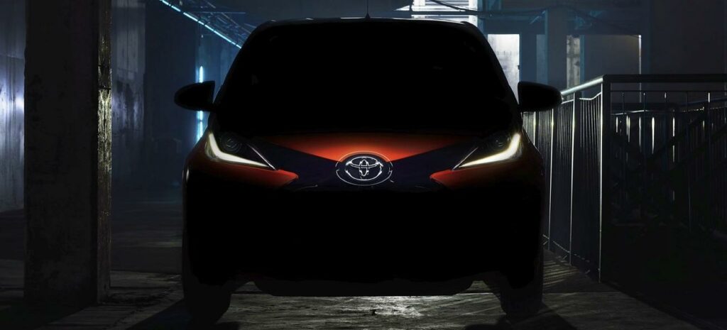 En Toyota EVV-konceptbil i en mörk parkeringsplats. (AI text)