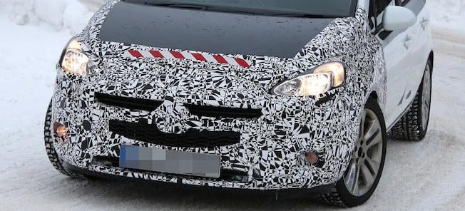 Den nya Chevrolet Savana upptäcks köra på en snöig väg. (AI text)