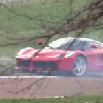 En Ferrari F1-bil ses i bakgrunden. (AI text)