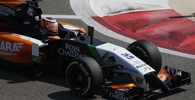 En racerbil kör på en bana. (AI text)