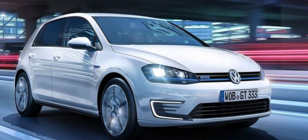 Volkswagen Golf E-GTI kör ner gatan (AI text)