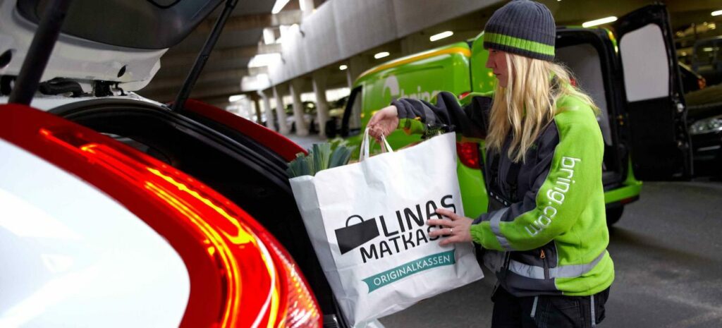 En kvinna lastar matvaror i en bil. (AI text)