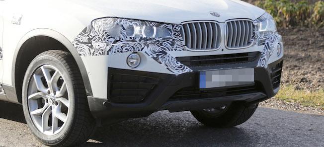 En BMW X3 xDrive40d upptäcktes på en landsväg. (AI text)