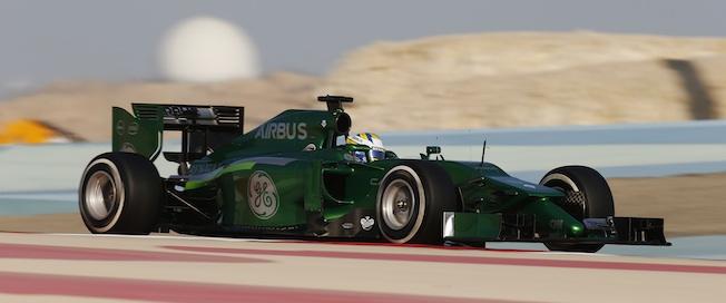 En grön formelbil kör på en bana. (AI text)