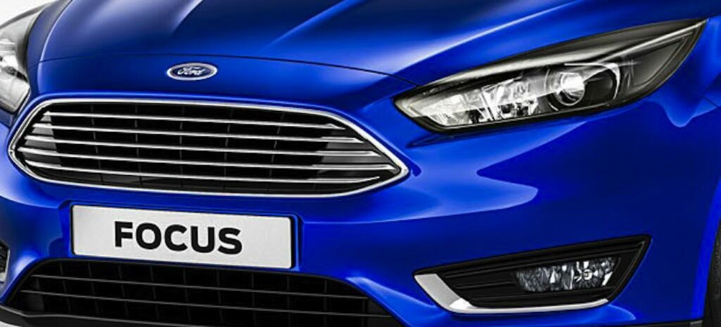 Ford Focus ST är en blå bil. (AI text)