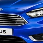 Ford Focus ST är en blå bil. (AI text)