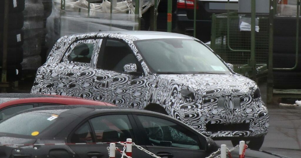 En bil står parkerad i en parkeringsplats. (AI text)