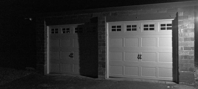 Två garagedörrar på natten (AI text)