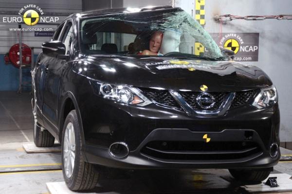 En svart Nissan Qashqai står parkerad i garaget. (AI text)