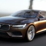 Volvo C90 SUV kör på en landsväg. (AI text)