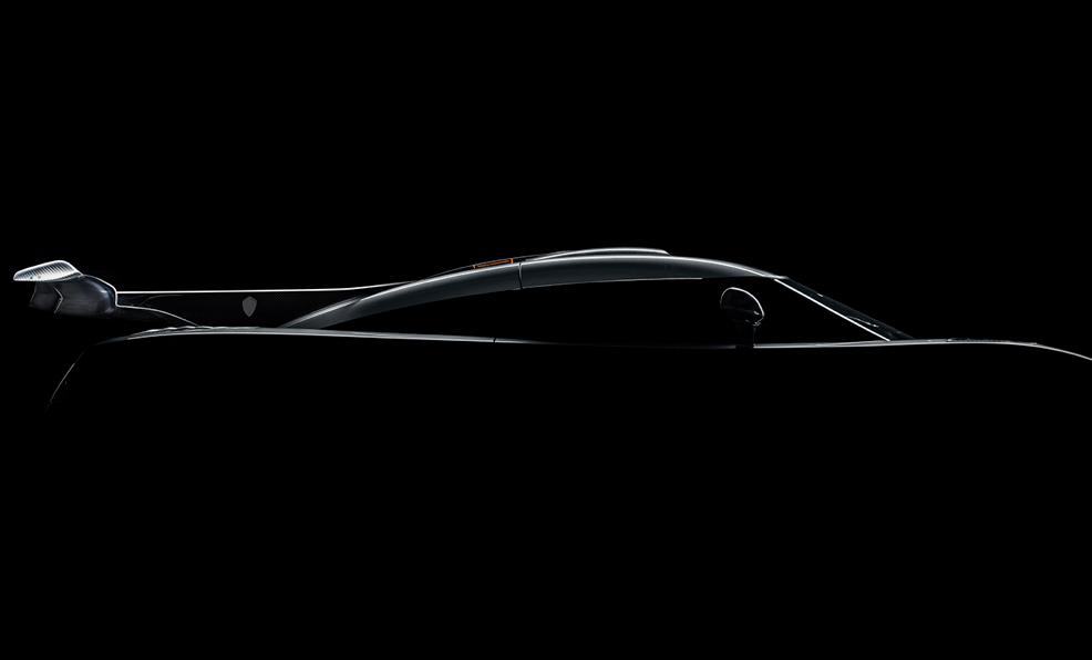 En svartvit bild av en bil i mörkret. (AI text)