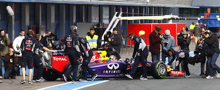 Red Bull-racingbil arbetas på av en grupp personer. (AI text)