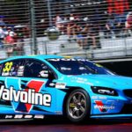 En racerbil kör nedför banan. (AI text)