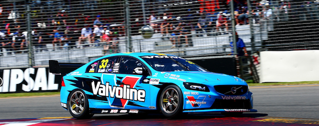 En racerbil kör nedför banan. (AI text)