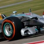 Mercedes F1-bil i aktion under en övningspassage. (AI text)