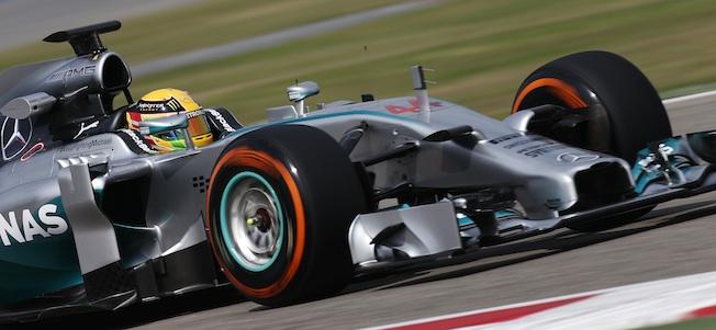 Mercedes F1-bil i aktion under en övningspassage. (AI text)