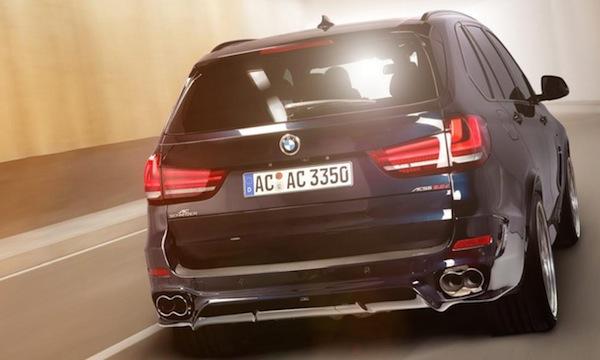 En BMW X5 kör genom en tunnel. (AI text)