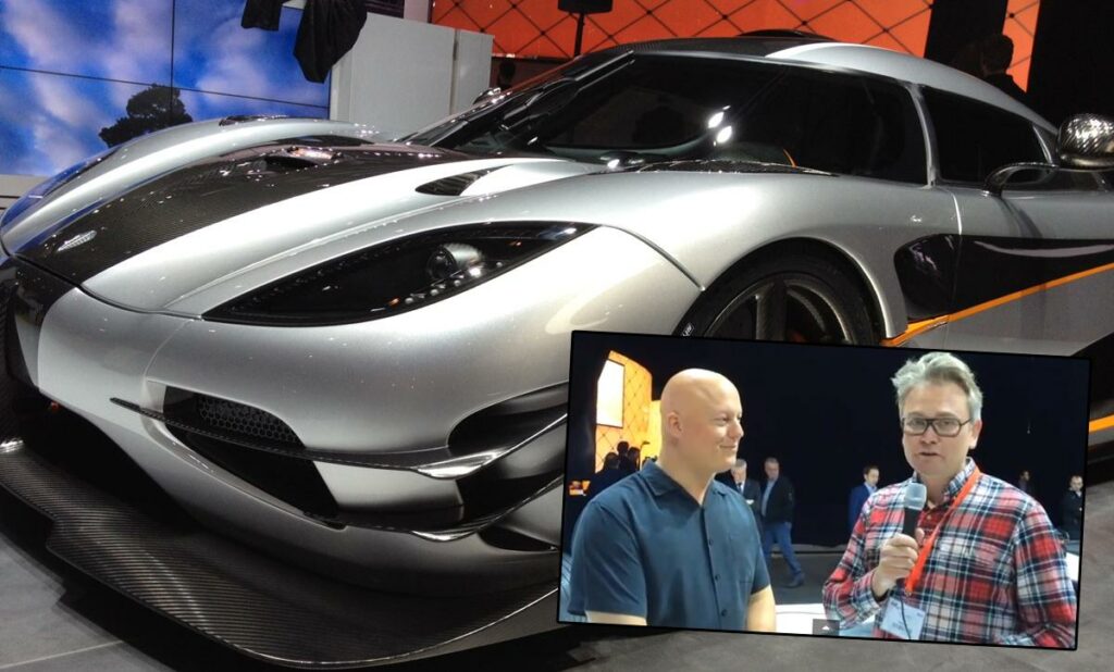 En man pratar med en annan man om en bil. (AI text)