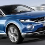 Volkswagen T-Roc SUV kör längs vägen. (AI text)