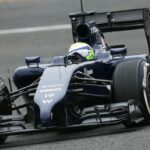 En racebil kör på en bana. (AI text)