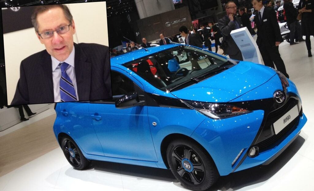 En blå elbil Toyota Prius på bilutställningen. (AI text)