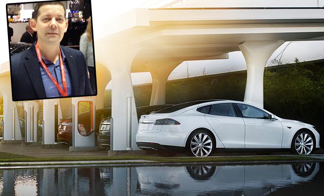 Tesla Model S på Tesla XLT-testbanan (AI text)