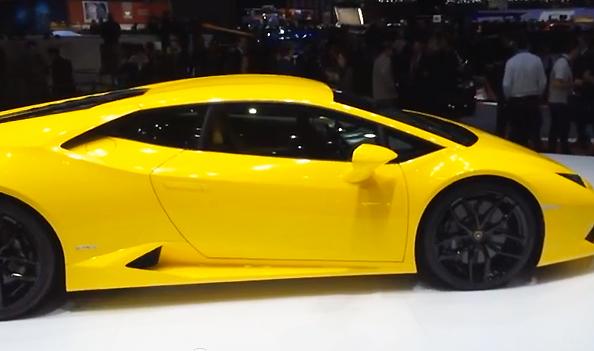 En gul Lamborghini Huracán utställd på London Motor Show. (AI text)