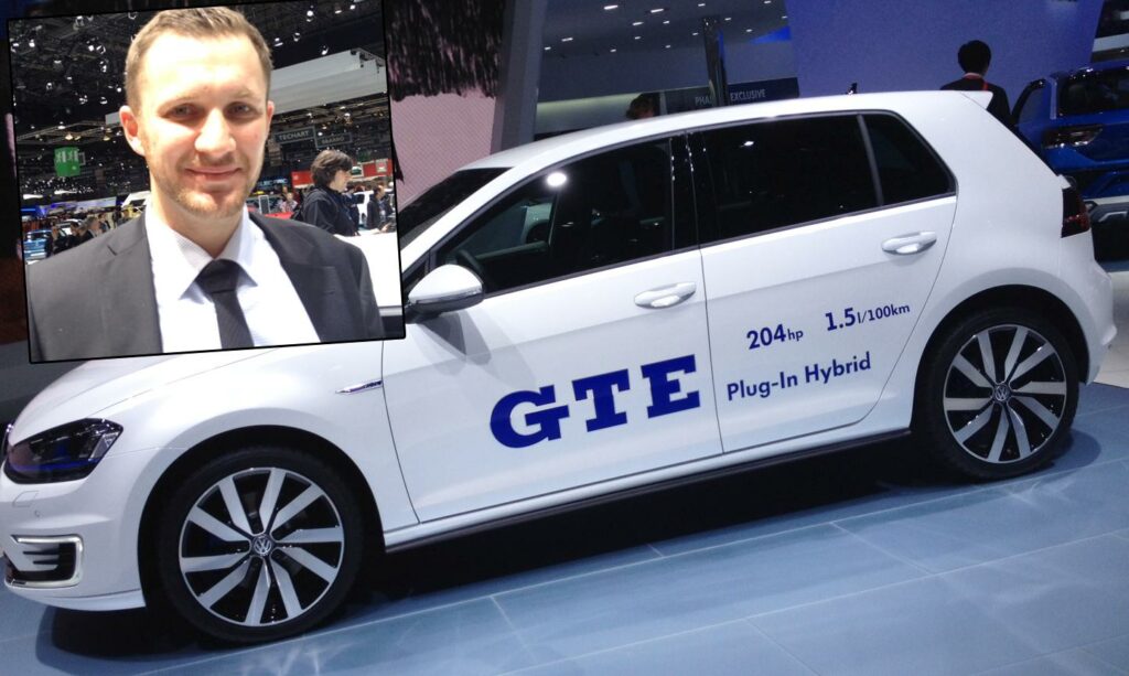 En man står bredvid en bil. (AI text)