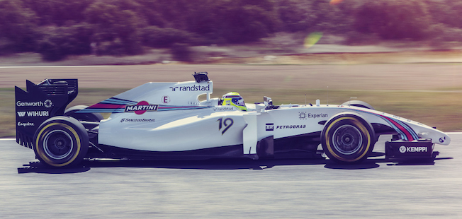 En vit racerbil kör på en bana. (AI text)