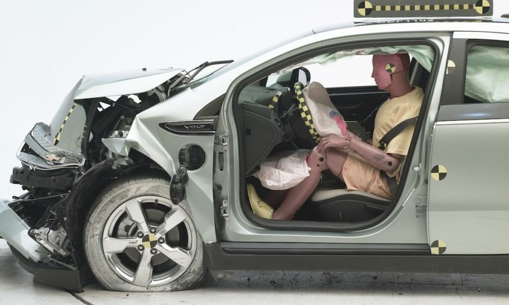 En bilolycka med en person inne i bilen. (AI text)