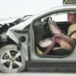 En bilolycka med en person inne i bilen. (AI text)