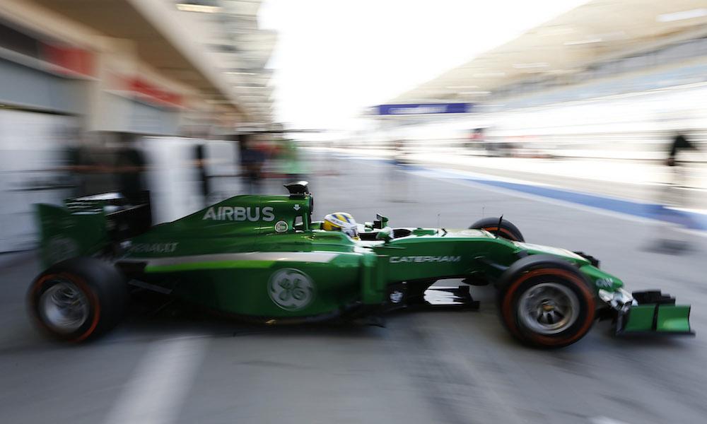 En grön Formel 1-bil kör på en bana. (AI text)