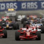 En grupp racingbilar på en bana. (AI text)