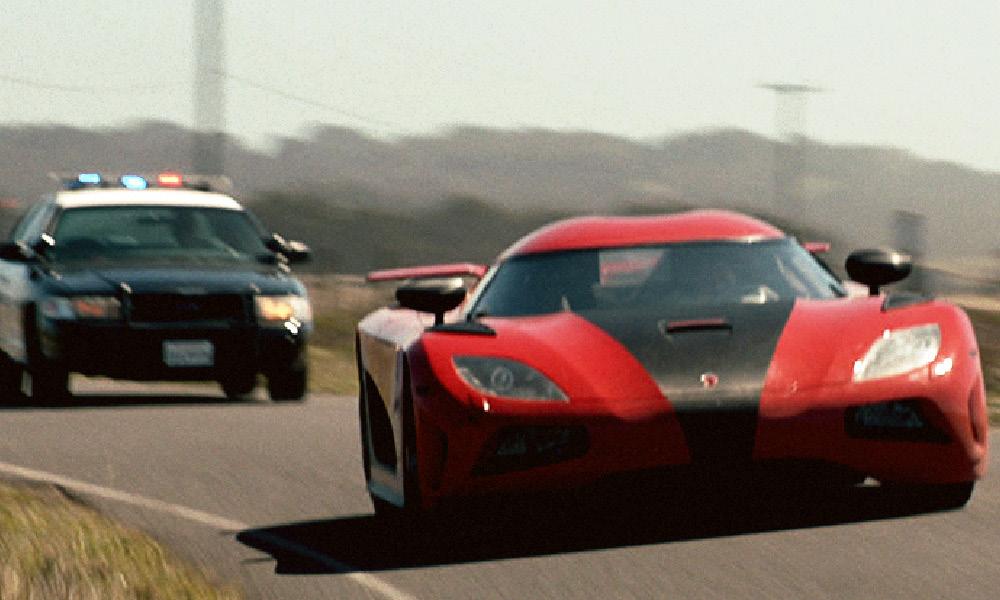 En polisbil kör nedför en landsväg. (AI text)