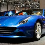 En Ferrari California sportbil utställd på bilmässan. (AI text)
