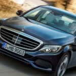 Mercedes-Benz E-sedant kör nerför en landsväg. (AI text)